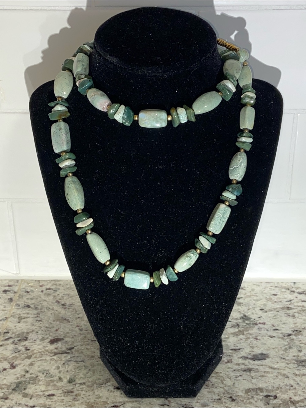 Vintage Jade Green Semi-Precious Cylindrical Clasp  Beaded Necklace 3748